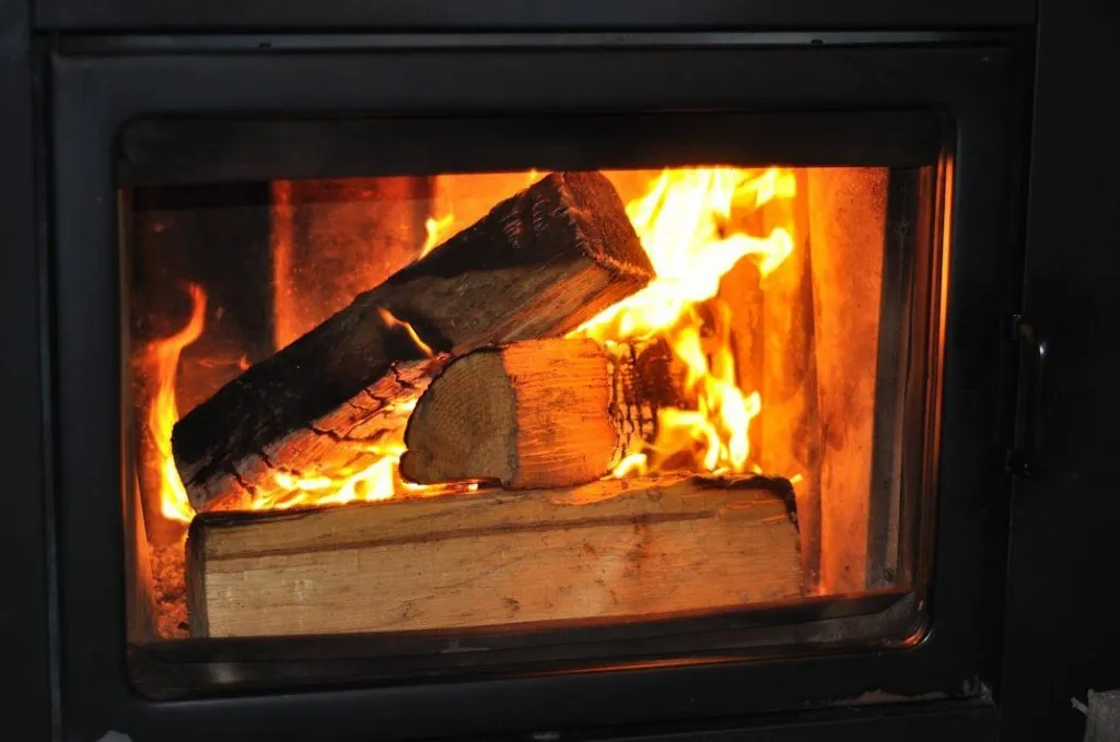 Фото Какими дровами топить печь
