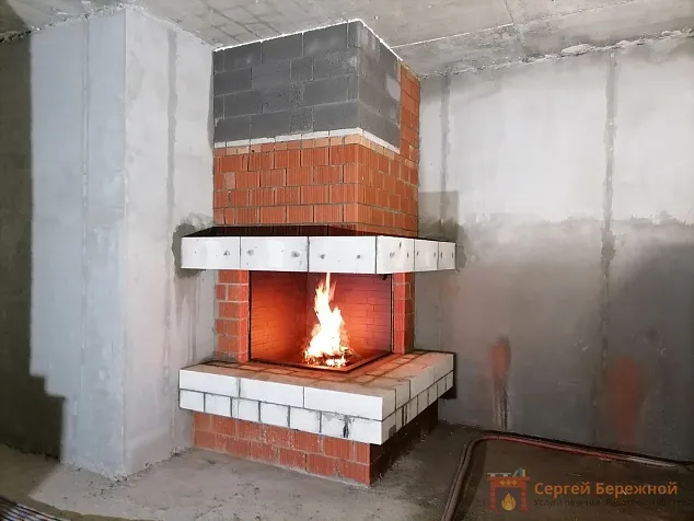 Фото Камин кирпичный пристенный №14 «Ренессанс парк»