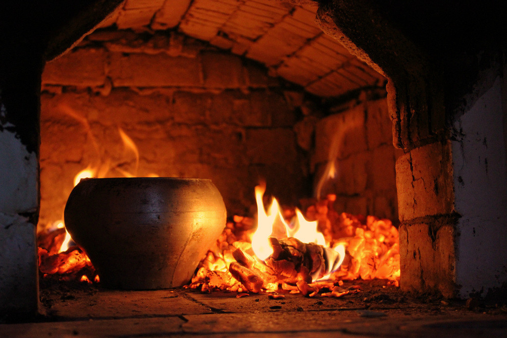 Фото Котелок в горящей печи
