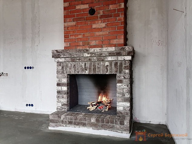 Камин кирпичный пристенный №18